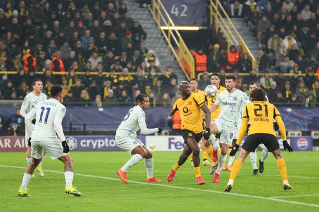 Zweikampf zwischen Serhou Guirassy (Borussia Dortmund) und Petar Sucic (Inter Mailand) GER, Borussia Dortmund gegen Inter Mailand, Fussball, Champions League, 8.Spieltag, Spielzeit 2025 2026, 28.01.2026 DFL REGULATIONS PROHIBIT ANY USE OF PHOTOGRAPHS AS IMAGE SEQUENCES AND OR QUASI-VIDEO GER, Borussia Dortmund gegen Inter Mailand, Fussball, Champions League, 8.Spieltag, Spielzeit 2025 2026, 28.01.2026 Dortmund Copyright: xEibner-Pressefoto FrankxZeisingx EP_FZG
