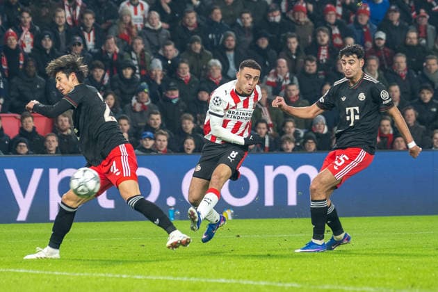 Sergino Dest (PSV Eindhoven, 08) kommt zwischen Hiroki Ito (FC Bayern Muenchen, 21) und Aleksandar Pavlovic (FC Bayern Muenchen, 45) zum Abschluss. PSV Eindhoven vs. FC Bayern Muenchen, Fussball, UEFA Champions League, 08. Spieltag, Saison 2025 2026, 28.01.2026 PSV Eindhoven vs. FC Bayern Muenchen, Fussball, UEFA Champions League, 08. Spieltag, Saison 2025 2026, 28.01.2026 Eindhoven Copyright: xEibner-Pressefoto ThomasxHaeslerx EP_THR