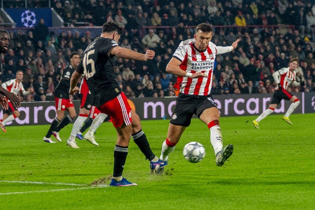 Aleksandar Pavlovic (FC Bayern Muenchen, 45) befoerdert den Ball vor Ivan Perisic (PSV Eindhoven, 05) aus dem Strafraum. PSV Eindhoven vs. FC Bayern Muenchen, Fussball, UEFA Champions League, 08. Spieltag, Saison 2025 2026, 28.01.2026 PSV Eindhoven vs. FC Bayern Muenchen, Fussball, UEFA Champions League, 08. Spieltag, Saison 2025 2026, 28.01.2026 Eindhoven Copyright: xEibner-Pressefoto ThomasxHaeslerx EP_THR