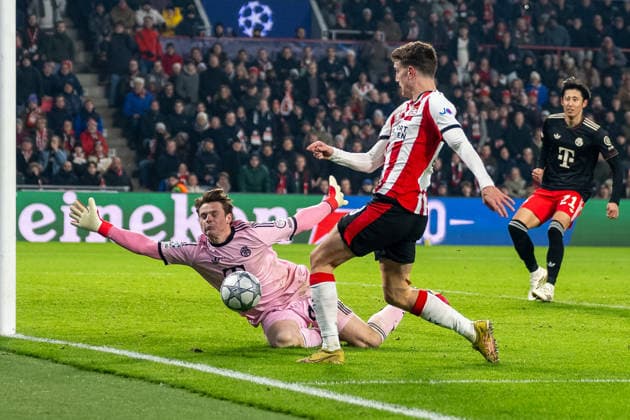 Jonas Urbig (FC Bayern Muenchen, 40) macht sich gruoss und üariert den Schuss von Guus Til (PSV Eindhoven, 20). PSV Eindhoven vs. FC Bayern Muenchen, Fussball, UEFA Champions League, 08. Spieltag, Saison 2025 2026, 28.01.2026 PSV Eindhoven vs. FC Bayern Muenchen, Fussball, UEFA Champions League, 08. Spieltag, Saison 2025 2026, 28.01.2026 Eindhoven Copyright: xEibner-Pressefoto ThomasxHaeslerx EP_THR