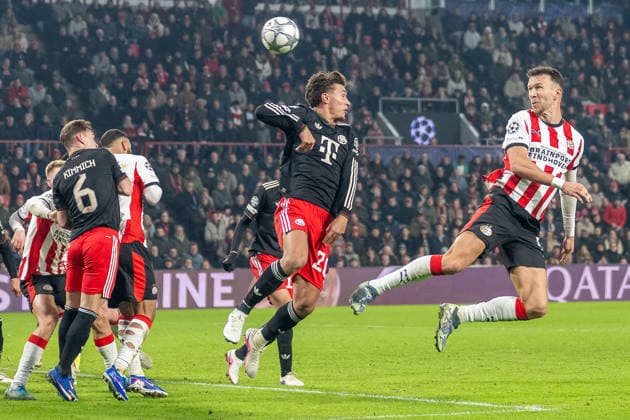 Tom Bischof (FC Bayern Muenchen, 20) kann den Kopfball von Ivan Perisic (PSV Eindhoven, 05) nicht verhindern. PSV Eindhoven vs. FC Bayern Muenchen, Fussball, UEFA Champions League, 08. Spieltag, Saison 2025 2026, 28.01.2026 PSV Eindhoven vs. FC Bayern Muenchen, Fussball, UEFA Champions League, 08. Spieltag, Saison 2025 2026, 28.01.2026 Eindhoven Copyright: xEibner-Pressefoto ThomasxHaeslerx EP_THR
