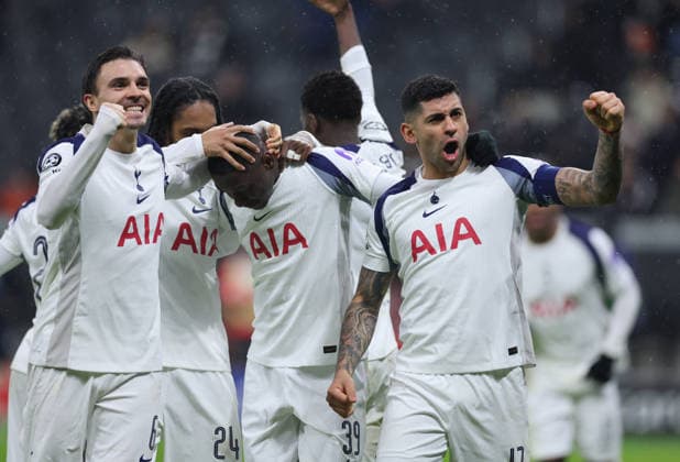 28.01.2026, Fussball UEFA Champions League, Eintracht Frankfurt - Tottenham Hotspur, emonline, emspor, v.l., Torjubel zum 0:1 durch Randal Kolo Muani (Tottenham Hotspur), Goal celebration, celebrate the goal, Joao Palhinha (Tottenham Hotspur), Cristian Romero (Tottenham Hotspur) DFL DFB REGULATIONS PROHIBIT ANY USE OF PHOTOGRAPHS AS IMAGE SEQUENCES AND OR QUASI-VIDEO. xdcx Copyright: HMBxMedia Claus
