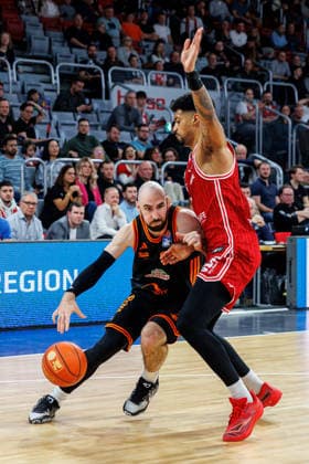 Tommy Kuhse (Rasta Vechta, 12), Ibi Watson (BMA365 Bamberg Baskets, 02), BMA365 Bamberg Baskets vs. Rasta Vechta, Basketball, easyCredit BBL, 2. Spieltag, 28.01.2026 BMA365 Bamberg Baskets vs. Rasta Vechta, Basketball, easyCredit BBL, 2. Spieltag, 28.01.2026 Bamberg Copyright: xEibner-Pressefoto G.xSantemizx EP_EER