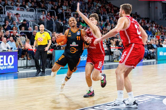 Alonzo Verge Jr. (Rasta Vechta, 11), Zachary Ensminger (BMA365 Bamberg Baskets, 01), Moritz Krimmer (BMA365 Bamberg Baskets, 27), BMA365 Bamberg Baskets vs. Rasta Vechta, Basketball, easyCredit BBL, 2. Spieltag, 28.01.2026 BMA365 Bamberg Baskets vs. Rasta Vechta, Basketball, easyCredit BBL, 2. Spieltag, 28.01.2026 Bamberg Copyright: xEibner-Pressefoto G.xSantemizx EP_EER