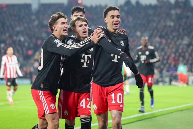 Jamal Musiala (FC Bayern Muenchen) bejubelt seinen Treffer zum 0:1 mit Tom Bischof (FC Bayern Muenchen) und Lennart Karl (FC Bayern Muenchen), UEFA Champions League 2025 26 League Phase MD8, PSV Eindhoven v FC Bayern München, PSV Stadion am 28. January 2026 in Eindhoven, Niederlande. (Foto von Marco Steinbrenner DeFodi Images) Jamal Musiala (FC Bayern Muenchen) celebrates after scoring his teams first goal with Tom Bischof (FC Bayern Muenchen) and Lennart Karl (FC Bayern Muenchen), UEFA Champions League 2025 26 League Phase MD8, PSV Eindhoven v FC Bayern München, PSV Stadion, January 28, 2026 in Eindhoven, Netherlands. (Photo by Marco Steinbrenner DeFodi Images) -