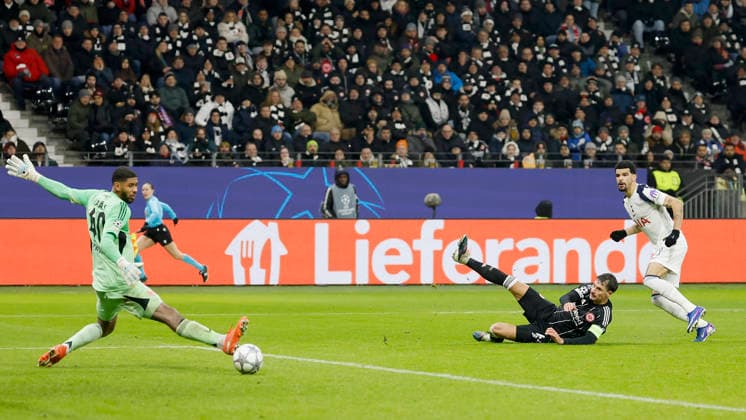 Dominic Solanke (Tottenham Hotspur, 19) r. Goal scored, erzielt das Tor zum 0:2 celebrate the goal, Torwart, Goalkeeper, (Eintracht Frankfurt, 40) l. ist geschlagen, Robin Koch (Eintracht Frankfurt, 4) kommt zu spaet. 28.01.2026, Soccer, Eintracht Frankfurt vs Tottenham Hotspur - UEFA Champions League, GER, Frankfurt, Deutsche Bank Park. Copyright: HMBxMedia xHeikoxBecker