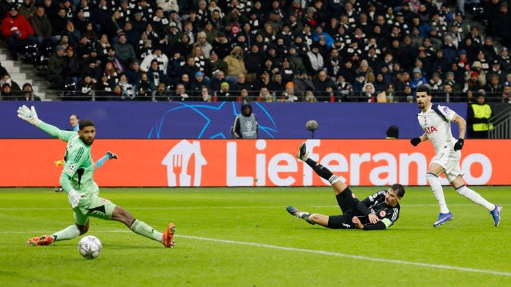 Dominic Solanke (Tottenham Hotspur, 19) r. Goal scored, erzielt das Tor zum 0:2 celebrate the goal, Torwart, Goalkeeper, (Eintracht Frankfurt, 40) l. ist geschlagen, Robin Koch (Eintracht Frankfurt, 4) kommt zu spaet. 28.01.2026, Soccer, Eintracht Frankfurt vs Tottenham Hotspur - UEFA Champions League, GER, Frankfurt, Deutsche Bank Park. Copyright: HMBxMedia xHeikoxBecker