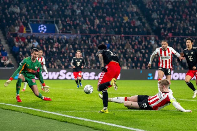 Zweikampf zwischen Matej Kovar (PSV Eindhoven, 32), Luis Diaz (FC Bayern Muenchen, 14) und Jerdy Schouten (PSV Eindhoven, 22). PSV Eindhoven vs. FC Bayern Muenchen, Fussball, UEFA Champions League, 08. Spieltag, Saison 2025 2026, 28.01.2026 PSV Eindhoven vs. FC Bayern Muenchen, Fussball, UEFA Champions League, 08. Spieltag, Saison 2025 2026, 28.01.2026 Eindhoven Copyright: xEibner-Pressefoto ThomasxHaeslerx EP_THR