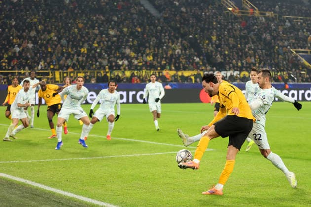 Zweikampf zwischen Ramy Bensebaini (Borussia Dortmund) und Federico Dimarco (Inter Mailand) GER, Borussia Dortmund gegen Inter Mailand, Fussball, Champions League, 8.Spieltag, Spielzeit 2025 2026, 28.01.2026 DFL REGULATIONS PROHIBIT ANY USE OF PHOTOGRAPHS AS IMAGE SEQUENCES AND OR QUASI-VIDEO GER, Borussia Dortmund gegen Inter Mailand, Fussball, Champions League, 8.Spieltag, Spielzeit 2025 2026, 28.01.2026 Dortmund Copyright: xEibner-Pressefoto FrankxZeisingx EP_FZG