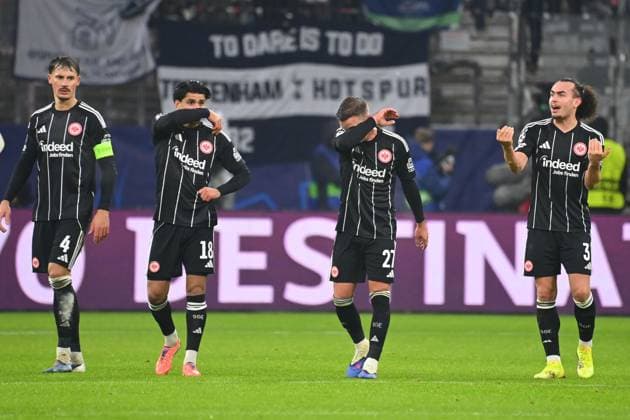 v.li:Robin KOCH (Eintracht Frankfurt),Mo DAHOUD (Eintracht Frankfurt),Mario GOETZE (Eintracht Frankfurt), Arthur THEATE (Eintracht Frankfurt), Enttaeuschung,Frust,enttaeuscht, frustriert,niedergeschlagen,Aktion. Fussball Champions League,Saison 2025 26, Ligaphase Eintracht Frankfurt - Tottenham Hotspur 0-2 am 28.01.2026, D E U T S C H E B A N K P A R K