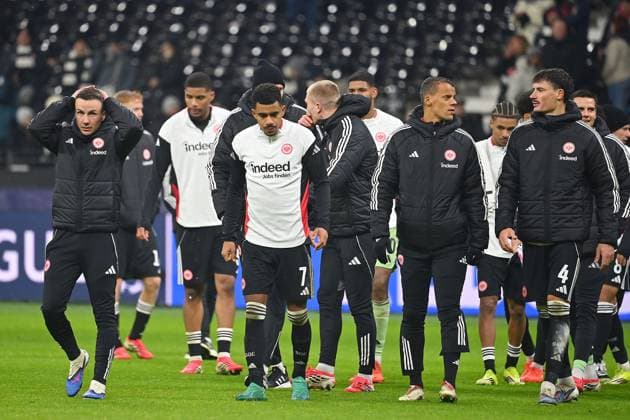 Abgang Frankfurter Spieler,Teamfoto,Team,Mannschaft, Mannschaftsfoto, Enttaeuschung,Frust,enttaeuscht, frustriert,niedergeschlagen, Fussball Champions League,Saison 2025 26, Ligaphase Eintracht Frankfurt - Tottenham Hotspur 0-2 am 28.01.2026, D E U T S C H E B A N K P A R K