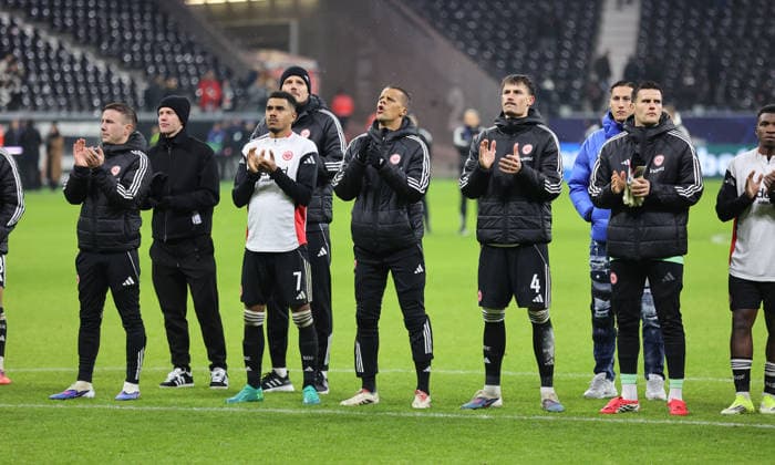 28.01.2026, Fussball UEFA Champions League, Eintracht Frankfurt - Tottenham Hotspur, emonline, emspor, v.l., Mario Götze (Eintracht Frankfurt), Ansgar Knauff (Eintracht Frankfurt), Timothy Chandler (Eintracht Frankfurt), Robin Koch (Eintracht Frankfurt) bedanken sich bei den Fans, bedanken, Dank, Mannschaft nach dem Spiel, after the match, bedankt sich bei den Fans, applauds the fans DFL DFB REGULATIONS PROHIBIT ANY USE OF PHOTOGRAPHS AS IMAGE SEQUENCES AND OR QUASI-VIDEO. xdcx Copyright: HMBxMedia Claus