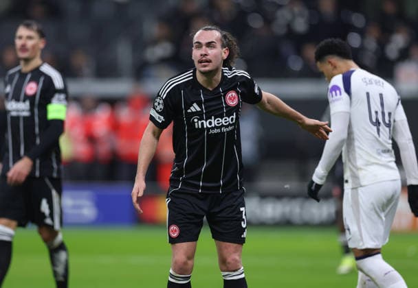 28.01.2026, Fussball UEFA Champions League, Eintracht Frankfurt - Tottenham Hotspur, emonline, emspor, v.l., Arthur Theate (Eintracht Frankfurt) gibt Anweisungen, gestikuliert, mit den Armen gestikulieren, gives instructions, gesticulate DFL DFB REGULATIONS PROHIBIT ANY USE OF PHOTOGRAPHS AS IMAGE SEQUENCES AND OR QUASI-VIDEO. xdcx Copyright: HMBxMedia Claus