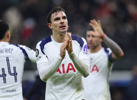 28.01.2026, Fussball UEFA Champions League, Eintracht Frankfurt - Tottenham Hotspur, emonline, emspor, v.l., Joao Palhinha (Tottenham Hotspur) bedankt sich bei den Fans, bedanken, Dank, Mannschaft nach dem Spiel, after the match, bedankt sich bei den Fans, applauds the fans DFL DFB REGULATIONS PROHIBIT ANY USE OF PHOTOGRAPHS AS IMAGE SEQUENCES AND OR QUASI-VIDEO. xdcx Copyright: HMBxMedia Claus