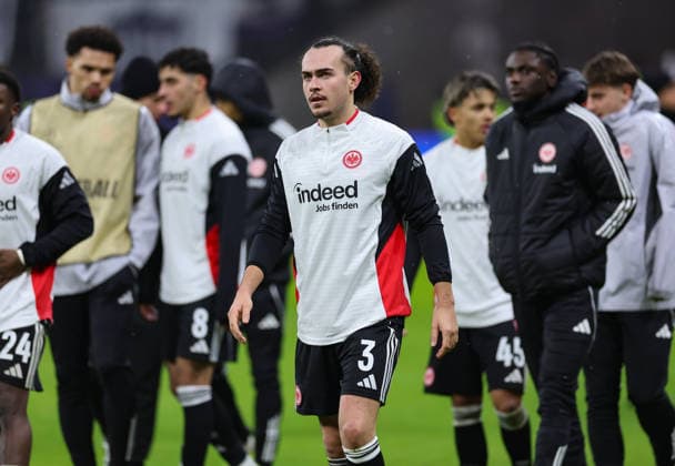 28.01.2026, Fussball UEFA Champions League, Eintracht Frankfurt - Tottenham Hotspur, emonline, emspor, v.l., Arthur Theate (Eintracht Frankfurt) enttaeuscht, enttaeuscht schauend, dissapointed, traurig, frustiert, frust, gefrustet, frustrated DFL DFB REGULATIONS PROHIBIT ANY USE OF PHOTOGRAPHS AS IMAGE SEQUENCES AND OR QUASI-VIDEO. xdcx Copyright: HMBxMedia Claus