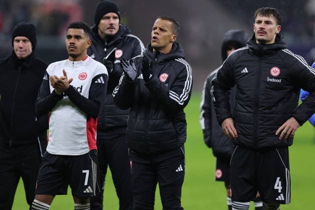 28.01.2026, Fussball UEFA Champions League, Eintracht Frankfurt - Tottenham Hotspur, emonline, emspor, v.l., Ansgar Knauff (Eintracht Frankfurt), Timothy Chandler (Eintracht Frankfurt) bedankt sich bei den Fans, bedanken, Dank, Mannschaft nach dem Spiel, after the match, bedankt sich bei den Fans, applauds the fans DFL DFB REGULATIONS PROHIBIT ANY USE OF PHOTOGRAPHS AS IMAGE SEQUENCES AND OR QUASI-VIDEO. xdcx Copyright: HMBxMedia Claus