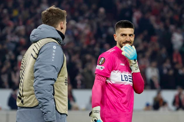 Alexander Nübel, Nubel (VfB Stuttgart, 33) und Fabian Bredlow (VfB Stuttgart, 01) im Dialog , Deutschland, Fussball, UEFA Europa League, 8. Spieltag, 2025 2026, VfB Stuttgart vs. Young Boys Bern, 29.01.2026, Stuttgart MHP Arena Deutschland Copyright: xGrantxHubbsx