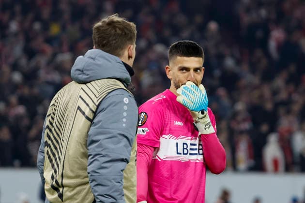 Alexander Nübel, Nubel (VfB Stuttgart, 33) und Fabian Bredlow (VfB Stuttgart, 01) im Dialog , Deutschland, Fussball, UEFA Europa League, 8. Spieltag, 2025 2026, VfB Stuttgart vs. Young Boys Bern, 29.01.2026, Stuttgart MHP Arena Deutschland Copyright: xGrantxHubbsx