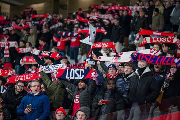 Fussball UEFA Europa League 2025 26, 8. Spieltag OSC Lille vs SC Freiburg Stade Pierre Mauroy (Lille, Frankreich): Heimfans des OSC Lille im vollbesetzten Stadion, rot-weiße Fanschals hochgehalten, aktive Fankurve, emotionale Unterstützung, Europapokal-Atmosphäre, Flutlicht, Tribünenblick, UEFA-Branding, Gruppenphase, internationale Begegnung, Vereinsfussball, Fan-Kultur, Ultras, Support, Heimspiel, Sportevent, Fußballabend, Frankreich, Europa. Copyright: xJOERANxSTEINSIEKx