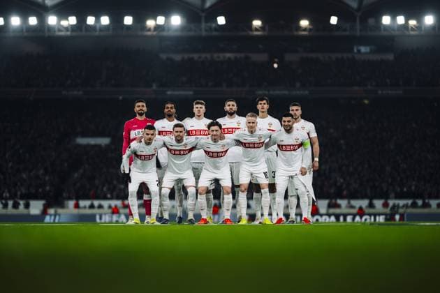 Fabian Bredlow (1; VfB Stuttgart), Chema Andres (30; VfB Stuttgart), Jeff Chabot (24; VfB Stuttgart), Ramon Hendriks (3; VfB Stuttgart), Lorenz Assignon (22; VfB Stuttgart), Finn Jeltsch (29; VfB Stuttgart), Ermedin Demirovic (9; VfB Stuttgart), Deniz Undav (26; VfB Stuttgart), Chris Führich (10; VfB Stuttgart), Angelo Stiller (6; VfB Stuttgart), Maximilian Mittelstädt (7; VfB Stuttgart) und Badredine Bouanani (27; VfB Stuttgart) posieren gemeinsam für ein Mannschaftsfoto in der MHP-Arena. Mannschaftsfoto von VfB Stuttgart