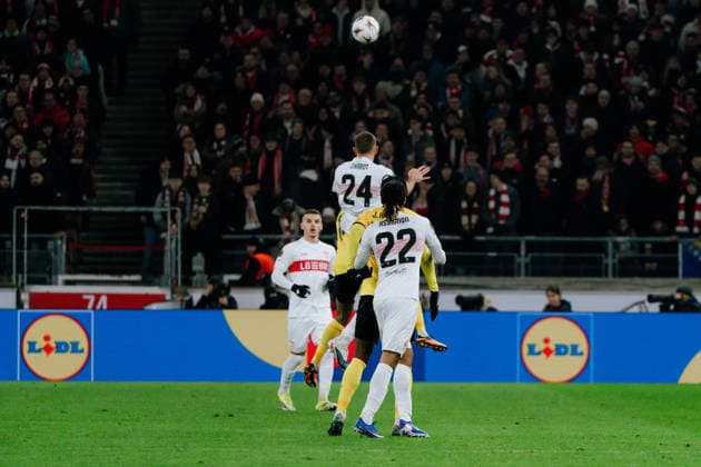 Jeff Chabot (VfB Stuttgart, 24) gewinnt das Kopfballduell, GER, VfB Stuttgart vs. Young Boys Bern, Fussball, Europa League, Spieltag 8, Spielzeit 2025 2026, 29.01.2026, GER, VfB Stuttgart vs. Young Boys Bern, Fussball, Europa League, Spieltag 8, Spielzeit 2025 2026, 29.01.2026, Stuttgart Copyright: xEibner-Pressefoto EdwardxCheungx EP_ECG