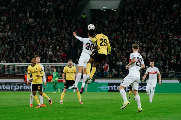 Kopfballduell zwischen Chema Andràs (VfB Stuttgart, 30) und Chris Bedia (Young Boys Bern, 29), GER, VfB Stuttgart vs. Young Boys Bern, Fussball, Europa League, Spieltag 8, Spielzeit 2025 2026, 29.01.2026, GER, VfB Stuttgart vs. Young Boys Bern, Fussball, Europa League, Spieltag 8, Spielzeit 2025 2026, 29.01.2026, Stuttgart Copyright: xEibner-Pressefoto EdwardxCheungx EP_ECG