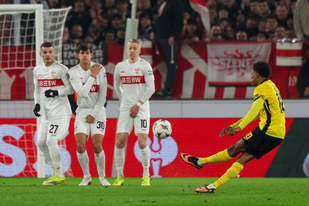 Freistoss von Alvyn Sanches 10 (BSC Young Boys Bern), Badredine Bouanani 27 (VfB Stuttgart), Chema Andres 30 (VfB Stuttgart) und Chris Fuehrich 10 (VfB Stuttgart) erwarten den Ball, Aktion, VfB Stuttgart vs. BSC Young Boys Bern, Fussball, Maenner, UEFA Europa League, Saison 2025 2026, 8. Spieltag, 29.01.2026 DFB regulations prohibit any use of photographs as image sequences and or quasi-video Stuttgart Baden-Wuerttemberg Deutschland