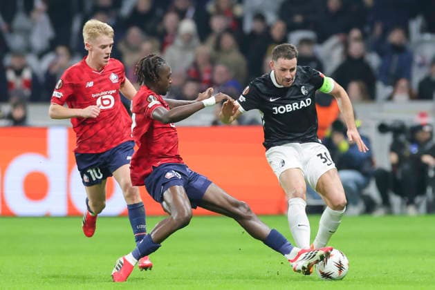 Hakon Arnar Haraldsson (OSC Lille), Ngal Ayel Mukau (OSC Lille) und Christian Guenter (SC Freiburg) kaempfen um den Ball, UEFA Europa League 2025 26 League Phase MD8, LOSC Lille v SC Freiburg, Stade Pierre Mauroy am 29. January 2026 in Lille, Frankreich. (Foto von Marco Steinbrenner DeFodi Images) Hakon Arnar Haraldsson (OSC Lille), Ngal Ayel Mukau (OSC Lille) und Christian Guenter (SC Freiburg) battle for the ball, UEFA Europa League 2025 26 League Phase MD8, LOSC Lille v SC Freiburg, Stade Pierre Mauroy, January 29, 2026 in Lille, France. (Photo by Marco Steinbrenner DeFodi Images) -