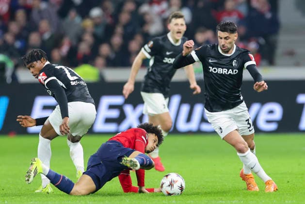 Junior Adamu (SC Freiburg), Tiago Santos (OSC Lille) und Vincenzo Grifo (SC Freiburg) kaempfen um den Ball, UEFA Europa League 2025 26 League Phase MD8, LOSC Lille v SC Freiburg, Stade Pierre Mauroy am 29. January 2026 in Lille, Frankreich. (Foto von Marco Steinbrenner DeFodi Images) Junior Adamu (SC Freiburg), Tiago Santos (OSC Lille) und Vincenzo Grifo (SC Freiburg) battle for the ball, UEFA Europa League 2025 26 League Phase MD8, LOSC Lille v SC Freiburg, Stade Pierre Mauroy, January 29, 2026 in Lille, France. (Photo by Marco Steinbrenner DeFodi Images) -