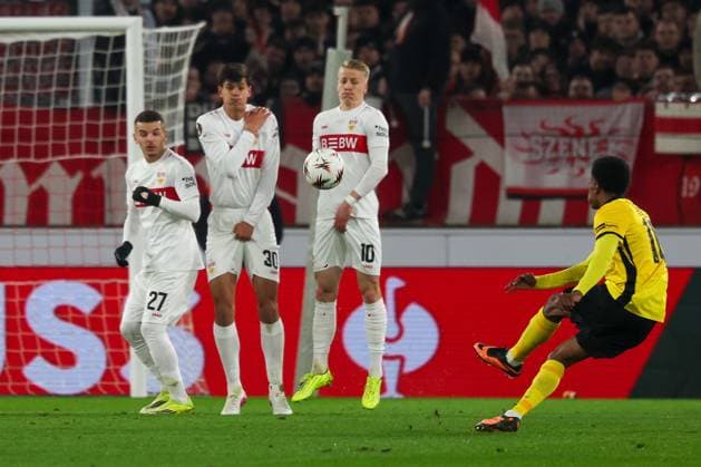 Freistoss von Alvyn Sanches 10 (BSC Young Boys Bern), Badredine Bouanani 27 (VfB Stuttgart), Chema Andres 30 (VfB Stuttgart) und Chris Fuehrich 10 (VfB Stuttgart) erwarten den Ball, Aktion, VfB Stuttgart vs. BSC Young Boys Bern, Fussball, Maenner, UEFA Europa League, Saison 2025 2026, 8. Spieltag, 29.01.2026 DFB regulations prohibit any use of photographs as image sequences and or quasi-video Stuttgart Baden-Wuerttemberg Deutschland