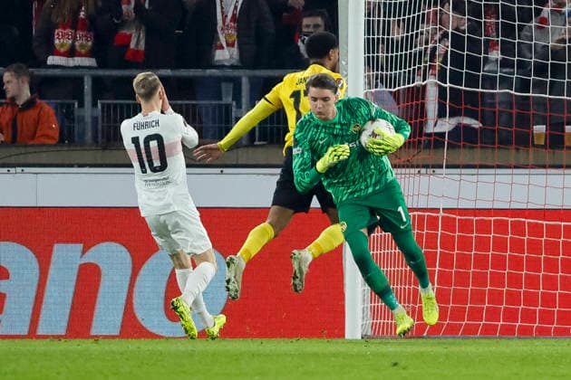 Chris Führich, Fuhrich (VfB Stuttgart, 10), Saidy Janko (BSC Young Boys, 17) und Marvin Keller (BSC Young Boys, 01) , Deutschland, Fussball, UEFA Europa League, 8. Spieltag, 2025 2026, VfB Stuttgart vs. Young Boys Bern, 29.01.2026, Stuttgart MHP Arena Deutschland Copyright: xGrantxHubbsx