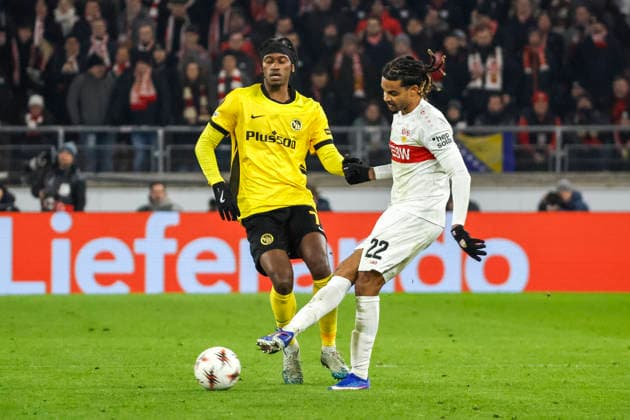 Joel Monteiro (BSC Young Boys, 77) und Lorenz Assignon (VfB Stuttgart, 22) im Kampf um den Ball , Deutschland, Fussball, UEFA Europa League, 8. Spieltag, 2025 2026, VfB Stuttgart vs. Young Boys Bern, 29.01.2026, Stuttgart MHP Arena Deutschland Copyright: xGrantxHubbsx