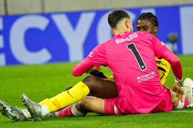 Fabian Bredlow (VfB Stuttgart, 01) und Darian Males (BSC Young Boys, 39) , Deutschland, Fussball, UEFA Europa League, 8. Spieltag, 2025 2026, VfB Stuttgart vs. Young Boys Bern, 29.01.2026, Stuttgart MHP Arena Deutschland Copyright: xGrantxHubbsx