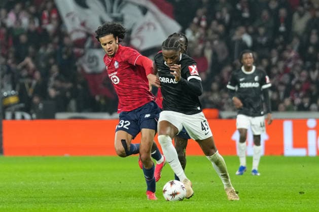 Ayyoub Bouaddi (OSC Lille, 32) im Zweikampf mit Bruno Ogbus (SC Freiburg, 43) , Frankreich, Fussball, UEFA Europa League, 8.Spieltag, Ligaphase, 2025 2026, OSC Lille vs. SC Freiburg, 29.01.2026, Stade Pierre-Mauroy, Lille, Frankreich Lille Stade Pierre-Mauroy DÃ partements Nord, Hauts-de-Fra Frankreich Copyright: xArnexAmbergx