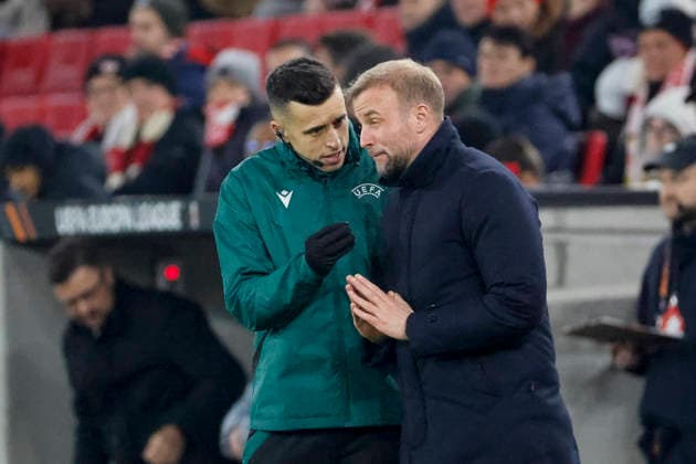 Vierter Offizieller Victor Garcia Verdura (ESP) und Sebastian Hoeneß, Hoeness (VfB Stuttgart, Trainer) im Dialog , Deutschland, Fussball, UEFA Europa League, 8. Spieltag, 2025 2026, VfB Stuttgart vs. Young Boys Bern, 29.01.2026, Stuttgart MHP Arena Deutschland Copyright: xGrantxHubbsx