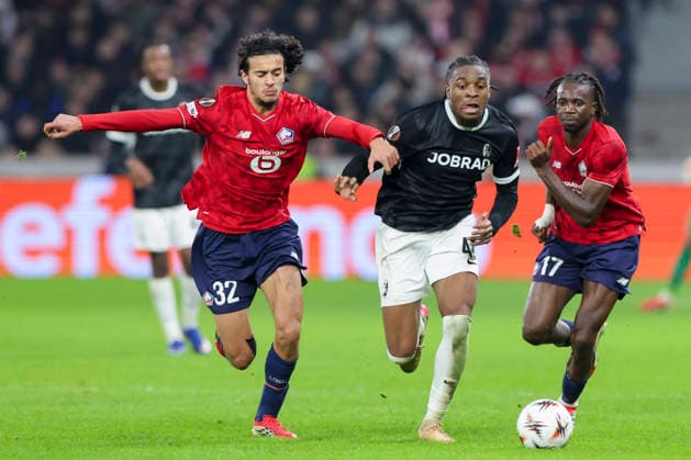 Ayyoub Bouaddi (OSC Lille), Bruno Ogbus (SC Freiburg) und Ngal Ayel Mukau (OSC Lille) kaempfen um den Ball, UEFA Europa League 2025 26 League Phase MD8, LOSC Lille v SC Freiburg, Stade Pierre Mauroy am 29. January 2026 in Lille, Frankreich. (Foto von Marco Steinbrenner DeFodi Images) Ayyoub Bouaddi (OSC Lille), Bruno Ogbus (SC Freiburg) und Ngal Ayel Mukau (OSC Lille) battle for the ball, UEFA Europa League 2025 26 League Phase MD8, LOSC Lille v SC Freiburg, Stade Pierre Mauroy, January 29, 2026 in Lille, France. (Photo by Marco Steinbrenner DeFodi Images) -