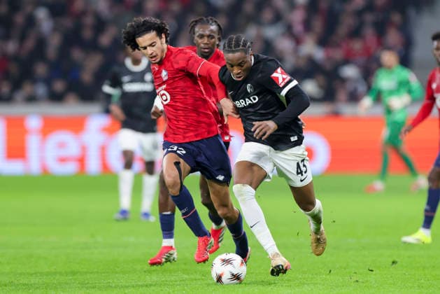 Ayyoub Bouaddi (OSC Lille) und Bruno Ogbus (SC Freiburg) kaempfen um den Ball, UEFA Europa League 2025 26 League Phase MD8, LOSC Lille v SC Freiburg, Stade Pierre Mauroy am 29. January 2026 in Lille, Frankreich. (Foto von Marco Steinbrenner DeFodi Images) Ayyoub Bouaddi (OSC Lille) und Bruno Ogbus (SC Freiburg) battle for the ball, UEFA Europa League 2025 26 League Phase MD8, LOSC Lille v SC Freiburg, Stade Pierre Mauroy, January 29, 2026 in Lille, France. (Photo by Marco Steinbrenner DeFodi Images) -