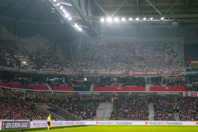 Fussball UEFA Europa League 2025 26, 8. Spieltag OSC Lille vs SC Freiburg Stade Pierre Mauroy (Lille, Frankreich): Freiburger Gästefans im Auswärtsblock, geschlossenes Auftreten in weißen Oberteilen, Fahnen und Banner des SC Freiburg, lautstarker Support, Auswärtsunterstützung, Fanblock, Ultras, Europapokal-Reise, internationale Fanbewegung, Sicherheitskonzept, Tribünenblick, Flutlicht, Fußballkultur, deutscher Anhang, Auswärtsspiel, Frankreich, Europa. Copyright: xJOERANxSTEINSIEKx