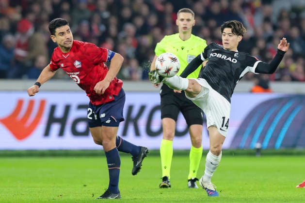 Benjamin Andre (OSC Lille) und Yuito Suzuki (SC Freiburg) kaempfen um den Ball, UEFA Europa League 2025 26 League Phase MD8, LOSC Lille v SC Freiburg, Stade Pierre Mauroy am 29. January 2026 in Lille, Frankreich. (Foto von Marco Steinbrenner DeFodi Images) Benjamin Andre (OSC Lille) und Yuito Suzuki (SC Freiburg) battle for the ball, UEFA Europa League 2025 26 League Phase MD8, LOSC Lille v SC Freiburg, Stade Pierre Mauroy, January 29, 2026 in Lille, France. (Photo by Marco Steinbrenner DeFodi Images) -