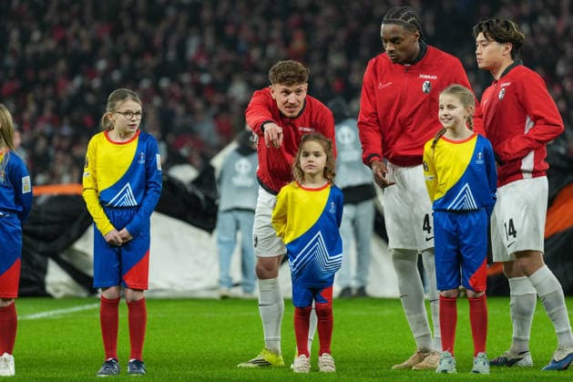 Philipp Treu (SC Freiburg, 29) zeigt Einlaufkind den Weg , Frankreich, Fussball, UEFA Europa League, 8.Spieltag, Ligaphase, 2025 2026, OSC Lille vs. SC Freiburg, 29.01.2026, Stade Pierre-Mauroy, Lille, Frankreich Lille Stade Pierre-Mauroy DÃ partements Nord, Hauts-de-Fra Frankreich Copyright: xArnexAmbergx