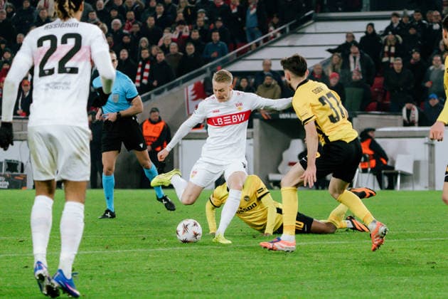 Torschuss von Chris Führich (VfB Stuttgart, 10), Armin Gigovic (Young Boys Bern, 37) kann nicht blocken, GER, VfB Stuttgart vs. Young Boys Bern, Fussball, Europa League, Spieltag 8, Spielzeit 2025 2026, 29.01.2026, GER, VfB Stuttgart vs. Young Boys Bern, Fussball, Europa League, Spieltag 8, Spielzeit 2025 2026, 29.01.2026, Stuttgart Copyright: xEibner-Pressefoto EdwardxCheungx EP_ECG
