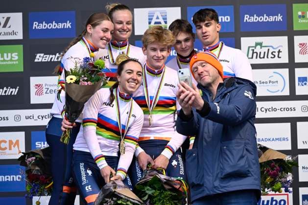 UCI World Championships 2026 Hulst HULST, THE NETHERLANDS - JANUARY 30 : Team The Netherlands with De Knegt Gerben, Versluis Isis (Ned), Bentveld Leonie (Ned), Van Anrooij Shirin (Ned), Heeren Delano (Ned), Van, Den Eijnden Guus (Ned) and Del Grosso Tibor (Ned) pictured during the podium ceremony after winning the 2026 UCI Cyclo-Cross World Championships for Team Relay on January 30, 2026 in Hulst, The Netherlands, 30 01 2026 Hulst The Netherlands Copyright: xNicoxVereeckenx