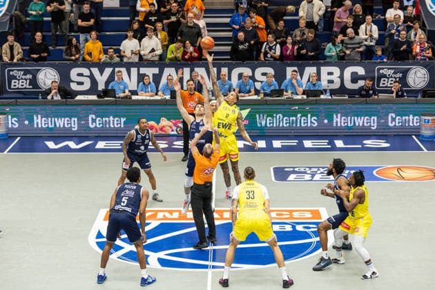 GER, easy-Credit Basketball-Bundesliga, Syntainics MBC - EWE Baskets Oldenburg. 30.01.2026, Stadthalle, Weißenfels, GER, easy-Credit Basketball-Bundesliga, Syntainics MBC - EWE Baskets Oldenburg. Tipp off, , Jure Planinic (Syntainics MBC, 44), Michale Kyser (EWE Baskets Oldenburg 12) Â Foto Alexander Trienitz Weißenfels Stadthalle Sachsen-Anhalt Deutschland