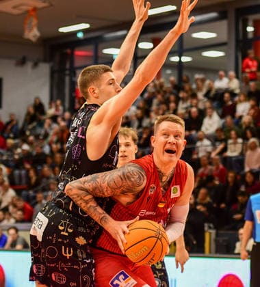 Robin Benzing 2.Bundesliga Pro A, 20. Spieltag, 46ers, Basketball, Basketball Saison 2025 2026, BBL, Deutschland, Gießen 46ers Uni Baskets Münster, Gießen in rot, Herren, Münster in schwarz