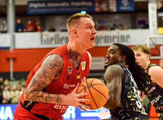Robin Benzing, Philip Alston 2.Bundesliga Pro A, 20. Spieltag, 46ers, Basketball, Basketball Saison 2025 2026, BBL, Deutschland, Gießen 46ers Uni Baskets Münster, Gießen in rot, Herren, Münster in schwarz