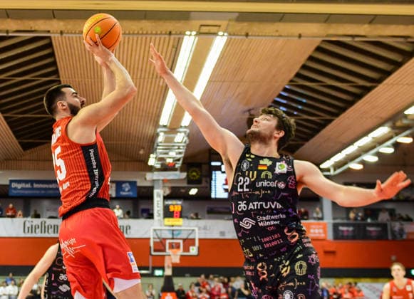 Viktor Kovacevic, Cosmo Grühn 2.Bundesliga Pro A, 20. Spieltag, 46ers, Basketball, Basketball Saison 2025 2026, BBL, Deutschland, Gießen 46ers Uni Baskets Münster, Gießen in rot, Herren, Münster in schwarz