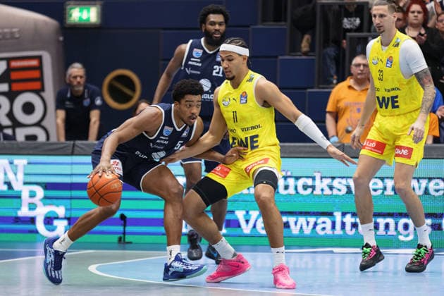 Marcus Foster (MBC, 5), Nicholas Tischler (Oldenburg, 11), Tomislav Zubcic (Oldenburg, 33), Syntainics MBC vs. EWE Baskets Oldenburg, Basketball, 1. Bundesliga, Maenner, 18. Spieltag Hauptrunde, Saison 2025 26, 30.01.2026. Weißenfels Stadthalle Sachsen-Anhalt Deutschland