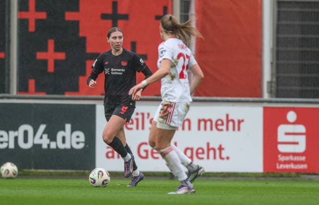 GER, Leverkusen, Bayer Leverkusen vs 1. FC Nürnberg, Google Pixel Frauen Bundesliga, Fussball, DFB, Spielzeit 2025 2026, Ulrich-Haberland-Stadion, 16. Spieltag im Bild v.l.: Caroline Kehrer (Bayer Leverkusen 9), Beatrix FördÅ‘s (1. FC Nürnberg Frauen 27) DFB DFL REGULATIONS PROHIBIT ANY USE OF PHOTOGRAPHS AS IMAGE SEQUENCES AND OR QUASI-VIDEO, 31.01.2026 Copyright: HMBxMedia HendrikxHamelau