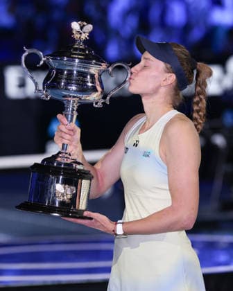 Siegerin Elena Rybakina mit Pokal, Trophäe, Sabalenka, Siegerehrung, Presentation Ladies Singles, Endspiel, Final, Australian Open 2026 Melbourne Park, Melbourne, Victoria, Australia.. Copyright: xJuergenxHasenkopfx