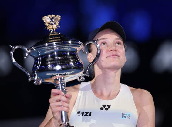 Siegerin Elena Rybakina mit Pokal, Trophäe, Sabalenka, Siegerehrung, Presentation Ladies Singles, Endspiel, Final, Australian Open 2026 Melbourne Park, Melbourne, Victoria, Australia.. Copyright: xJuergenxHasenkopfx